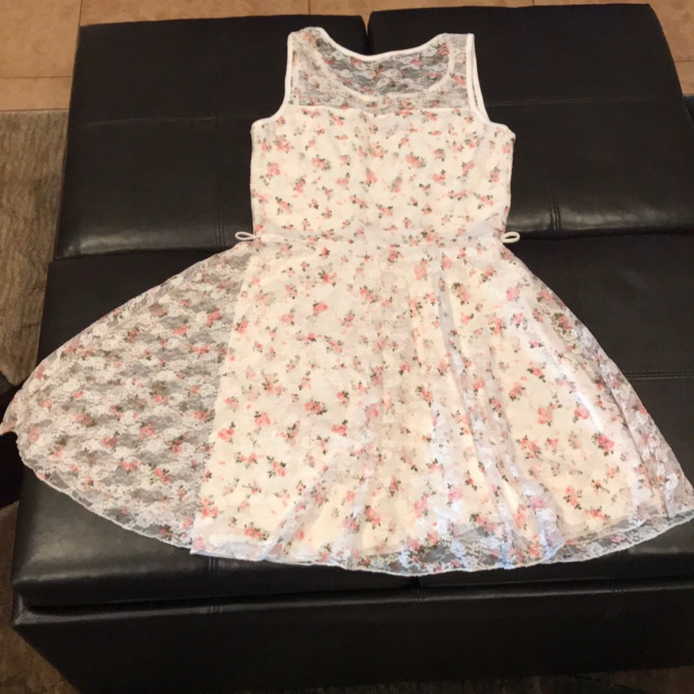 Lace Dress - Picture 3 of 4